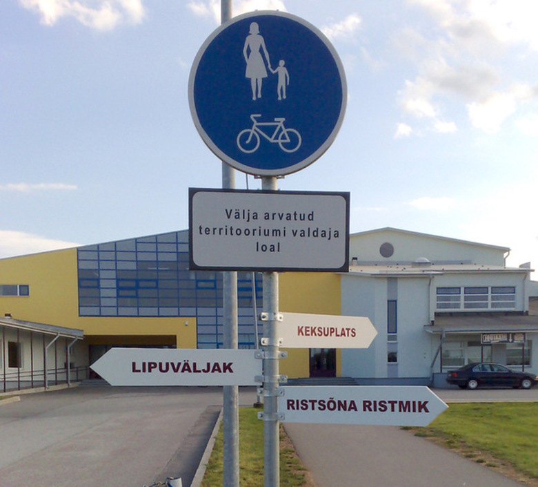 Suunavad sildid plastikust. Kinnitatud metallpostile.